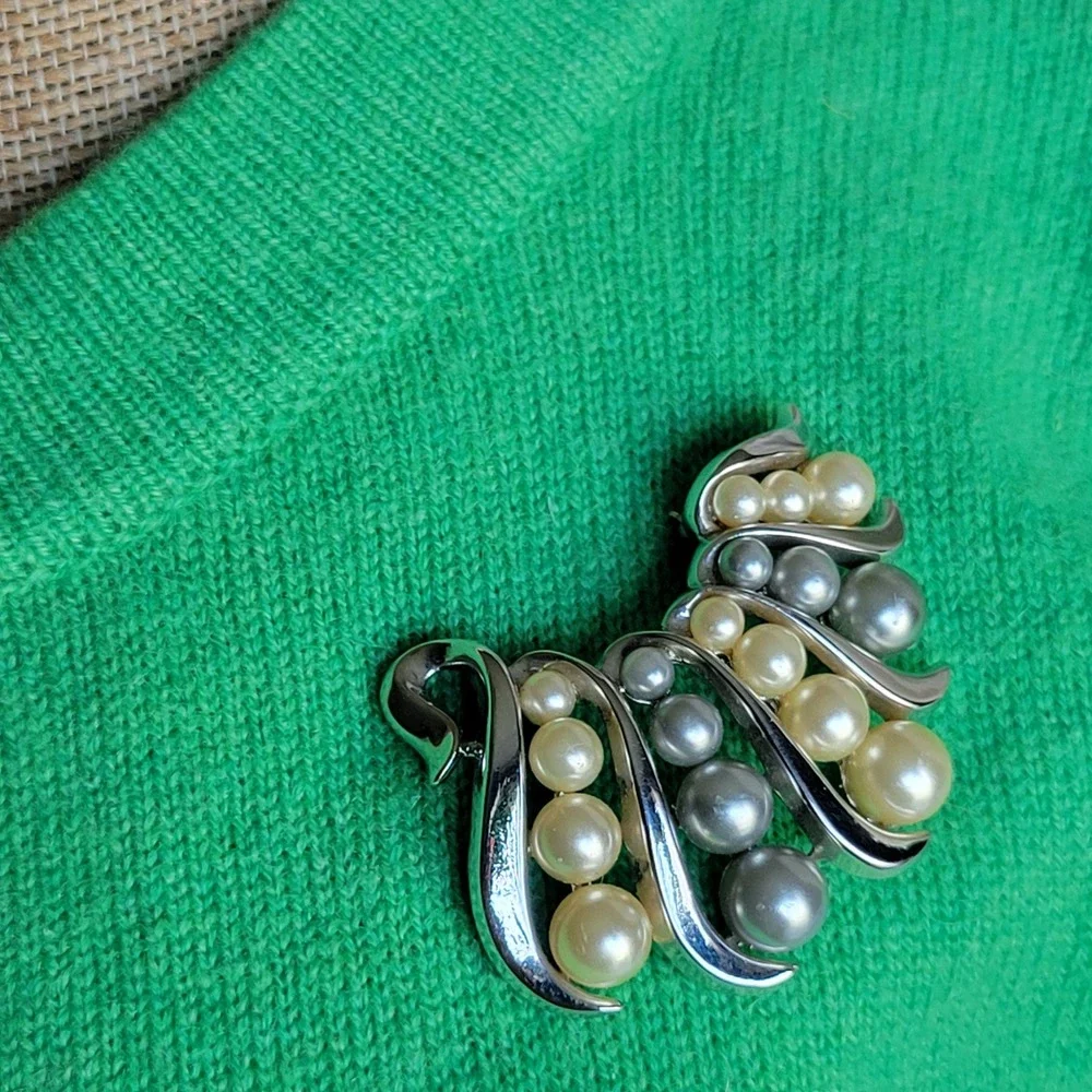 Vintage 60s Crown Trifari Brooch Rhodium Plate Faux Pearl Silver Tone Ribbon Pin